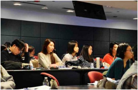 美國各大學(xué)校的畢業(yè)季將至，許多中國學(xué)生雖然有心留美工作，卻對(duì)大環(huán)境喪失信心，憂慮自己無緣工作簽證。（美國《世界日?qǐng)?bào)》/董宇 攝）