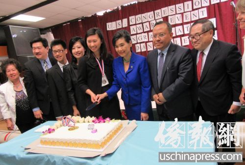 圣馬力諾學區(qū)教委代表和社區(qū)人士共慶甄子晴榮膺美國國會銀獎章。(美國《僑報》/翁羽 攝)