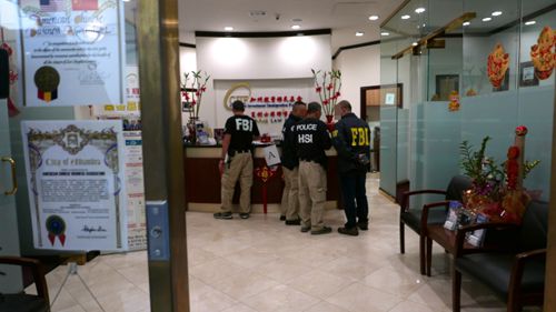 聯(lián)邦機(jī)構(gòu)突襲搜捕華人移民詐騙機(jī)構(gòu)。（美國《世界日?qǐng)?bào)》／李雪 攝）