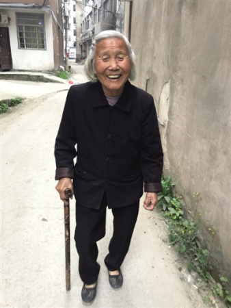 104歲的陳宣翠老人腿腳靈便，頭上還有不少黑發(fā)，得知我們前來拜訪，老人拄著拐杖快步帶路。朝丹 攝