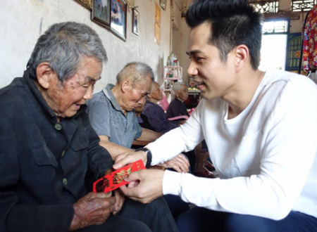 吉飛龍向103歲老人張?zhí)焓l(fā)放慰問金 吉飛龍向103歲老人張?zhí)焓l(fā)放慰問金