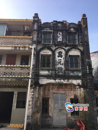 在?？诓?，古老的銀號“萬元號”仍然存在，且老字號依然清晰可見。龔春輝攝