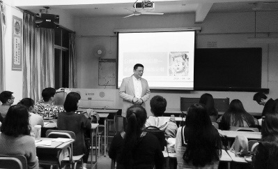 來自臺(tái)灣中臺(tái)科技大學(xué)的張桓忠教授在給媽祖班學(xué)生介紹臺(tái)灣的媽祖信俗。