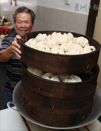 制包師傅戴欽華制包數(shù)十年，技藝純熟。