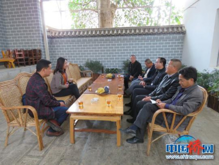 圖為郭萃在昌寧縣柯街鎮(zhèn)調(diào)研座談。杜加壽 攝