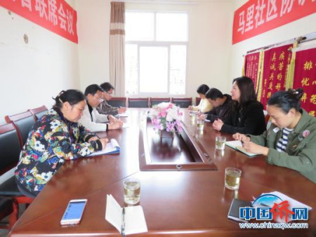 圖為郭萃到馬里社區(qū)調(diào)研。杜加壽 攝