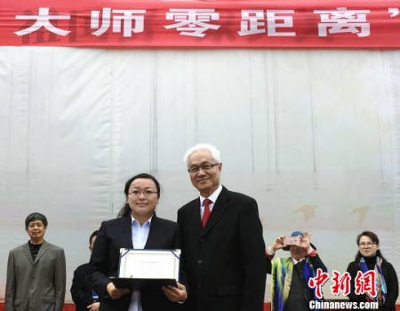 法國國際文化藝術(shù)交流協(xié)會副主席江可凌向劉彥麟頒發(fā)聘書?！钤?攝