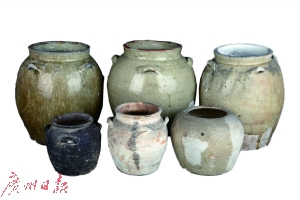 新會官沖窯出品的瓷器，兩者在各方面比較相似。