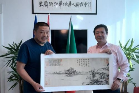 著名書畫家龐戎教授與米蘭浙江華僑華人聯(lián)誼會(huì)會(huì)長(zhǎng)、銀河互贏機(jī)構(gòu)董事長(zhǎng)朱金亮合影。