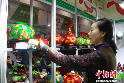 臺灣七彩玉展區(qū)。　曾潔 攝