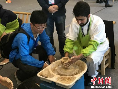 青年代表學(xué)習(xí)銅官窯瓷器制作?！⒅?攝