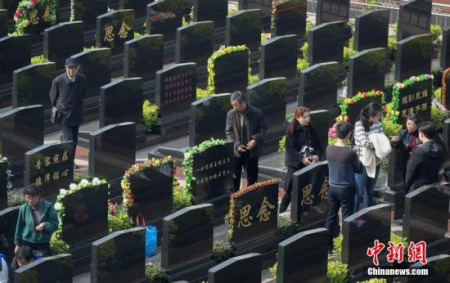 清明節(jié)期間，南京市民在當(dāng)?shù)匾惶幠箞@內(nèi)的墓碑前祭奠親人。(<a target='_blank' >中新社</a>發(fā) 泱波 攝)