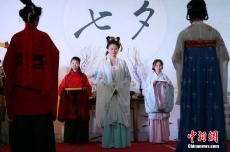 西安百余名漢服愛(ài)好者齊聚漢城湖畔，身著漢服向織女星乞求智巧，并以折紙、漢舞表演、茶藝展示等形式度過(guò)七夕。圖為“乞巧”祭拜。張遠(yuǎn) 攝
