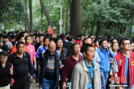 貴陽(yáng)市民重陽(yáng)節(jié)集體登上黔靈山望遠(yuǎn)。<a target='_blank' >中新社</a>記者 賀俊怡 攝