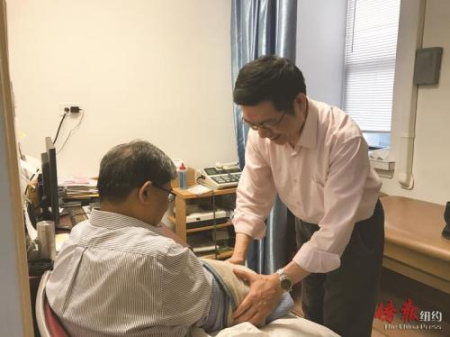 在診所里給病人治療。（美國《僑報》/李竑 攝）