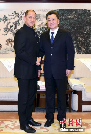 4月18日，國務院僑務辦公室副主任李剛在北京會見毛里求斯社會融合與經(jīng)濟增長部部長王純萬一行。<a target='_blank' >中新社</a>記者 張勤 攝