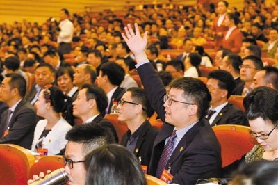 在委員即席發(fā)言環(huán)節(jié)中，委員們爭相發(fā)言，現(xiàn)場氣氛非?；钴S。