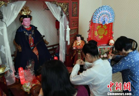 戴上鳳冠后的媽祖軟身神像接受信眾的拜謁。　記者劉可耕 攝