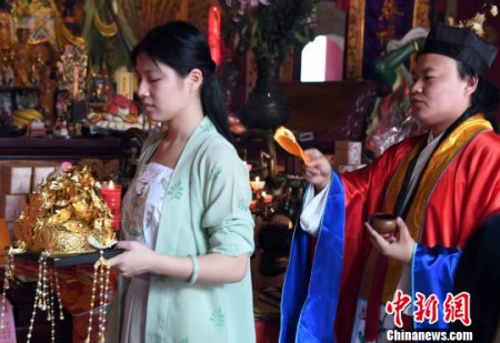福州三坊七巷郎官巷天后宮舉行法會(huì)為媽祖軟身神像供奉鎏金鳳冠?！∮浾邉⒖筛?攝