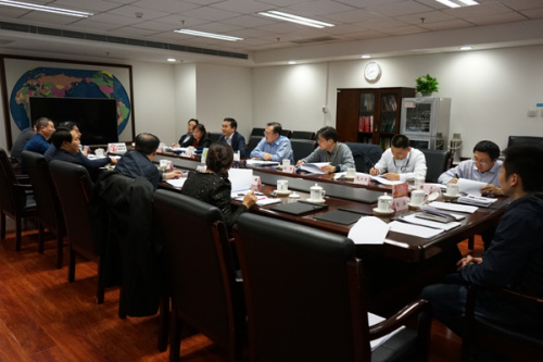 中央追逃辦組織各成員單位召開案件協(xié)調(diào)會，協(xié)調(diào)解決追逃追贓過程中遇到的困難和問題。