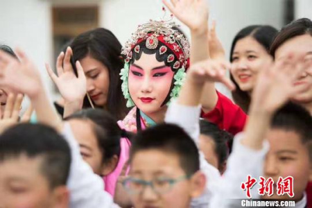 在中國南京，昆曲花旦以戲曲的方式演繹“茉莉花”。　王文溪 攝