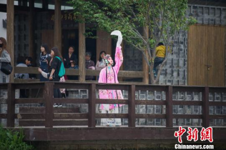 在中國南京，昆曲花旦以戲曲的方式演繹“茉莉花”。　王文溪 攝