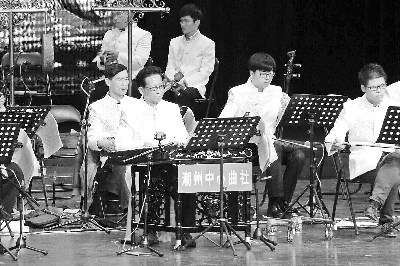 孫振強(qiáng)（前左一）正在演奏。