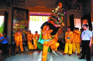 揭西大溪李氏宗祠內(nèi)舞麒麟。
