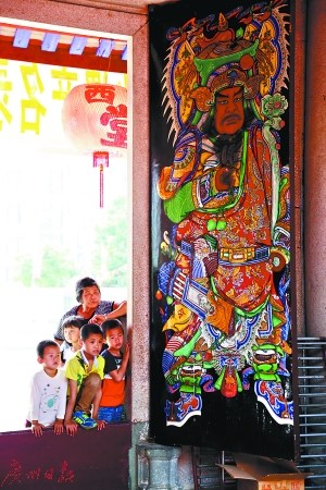 小朋友觀看揭西大溪李氏宗祠內(nèi)舞麒麟。