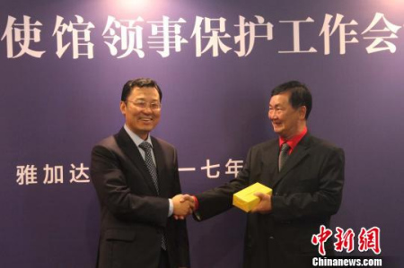 圖為謝鋒為2016年度優(yōu)秀領(lǐng)保聯(lián)絡(luò)員頒獎(jiǎng)。林永傳　攝