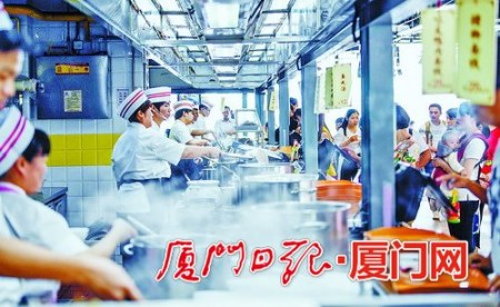 在廈門老字號美食城中，一整排的服務(wù)窗口分門別類烹飪傳統(tǒng)小吃，甚是壯觀。