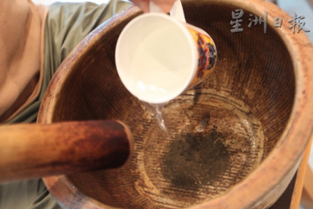 用來制作擂茶的擂缽擂棍。(馬來西亞《星洲日報》/黃志漢 攝)