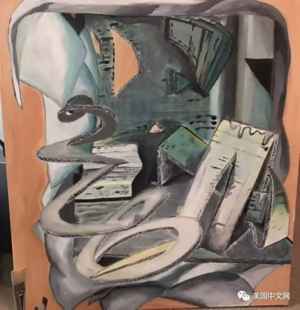 郭同學(xué)展示Xiaole的油畫作品。（美國中文網(wǎng)微信公眾號(hào)圖片）