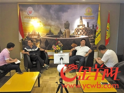 羊城晚報(bào)全媒體記者在印尼采訪年輕一代華人。