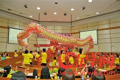 海外華人青年表演舞龍舞獅。受訪者供圖