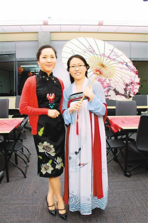 　圖為美國(guó)西北大學(xué)學(xué)生穿中國(guó)傳統(tǒng)服飾參加國(guó)際生聚會(huì)。