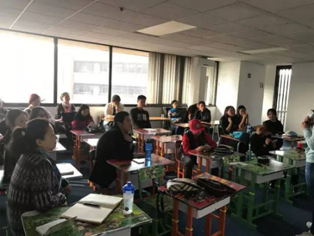 老師在耐心輔導(dǎo)。(南非約翰內(nèi)斯堡華星藝術(shù)團(tuán)供圖) 
