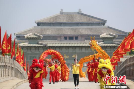 世界華人炎帝故里尋根節(jié)圣火采集儀式在湖北隨州炎帝故里風(fēng)景名勝區(qū)舉行。沈春艷　攝