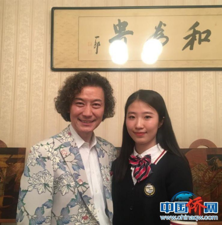 圖為旅日京劇表演藝術(shù)家吳汝俊與“小同行”切磋技藝。