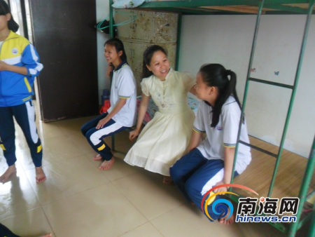 多年過去，孩子們對周萍已經(jīng)變成一種依賴。這種信任不僅是老師和學(xué)生，也是一種親情。這群特殊孩在周萍老師無微不至，盡心盡力地培育下，他們?nèi)缃褡兊媒】?、樂觀、積極向上。(南海網(wǎng)記者 孫令正 攝)
