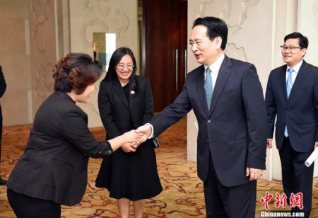 5月10日，國務院僑務辦公室副主任譚天星(前右)在北京會見泰國留學中國大學校友總會代表團一行。 <a target='_blank' >中新社</a>記者 侯宇 攝