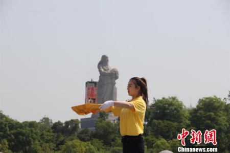 圣火采集手手捧炎帝圣火采集器。沈春艷 攝
