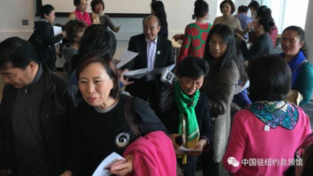 郭立珍教授在傳授舞臺(tái)經(jīng)驗(yàn)。(中國(guó)駐紐約總領(lǐng)館微信公眾號(hào) 資料圖)