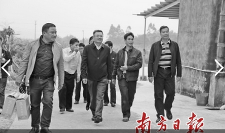 廣東省僑辦黨組書記曾慶榮(右三)在恩平市大槐華僑農(nóng)場開展“暖僑心送溫暖”慰問。