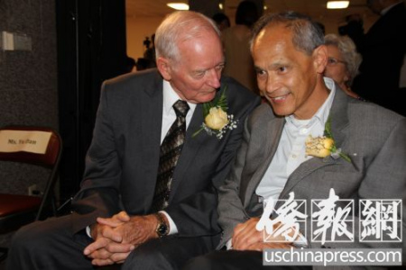 守墓人拉里（左）和鐵路華工后裔Russell Low（右）在首映禮上攀談。（美國《僑報》/邱晨 攝）