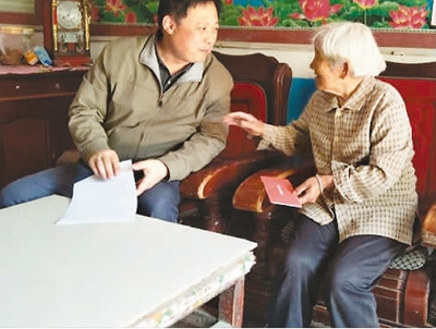 圖為河南省外僑辦國(guó)外處工作人員對(duì)口扶貧入戶(hù)幫扶。