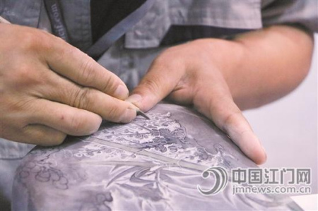 恩州奇石，產(chǎn)于恩平，該石質(zhì)地柔韌、縝密，溫潤、細膩，紋理豐富、色澤多姿多彩。圖為雕刻師現(xiàn)場展示雕刻技藝。