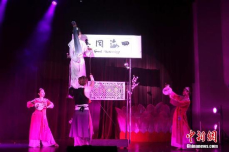 當?shù)貢r間1月18日晚，“文化中國·四海同春”首次亮相素有“小福州”之稱的馬來西亞詩巫。至此，2017年“文化中國·四海同春”首個藝術(shù)團的訪演圓滿收官。圖為大木偶特技《桃花韻·書藝》。<a target='_blank' >中新社</a>記者 陸春艷 攝