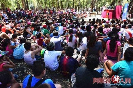 阿根廷華人布袋戲團(tuán)送戲下鄉(xiāng)的演出現(xiàn)場。（阿根延華人網(wǎng) 柳軍 攝）