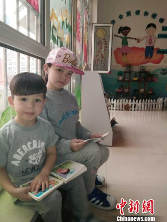 中俄混血的女兒唐·索菲婭、兒子唐健皓在中國讀書 麗達 攝